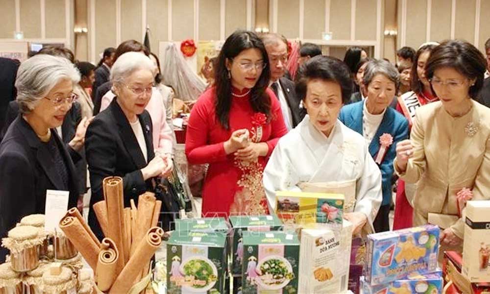 Vietnam's traditional products promoted at charity fair in Japan